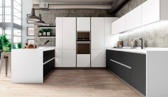 Cocina moderna y amplia en tonos negro y blanco de Punt de Bany